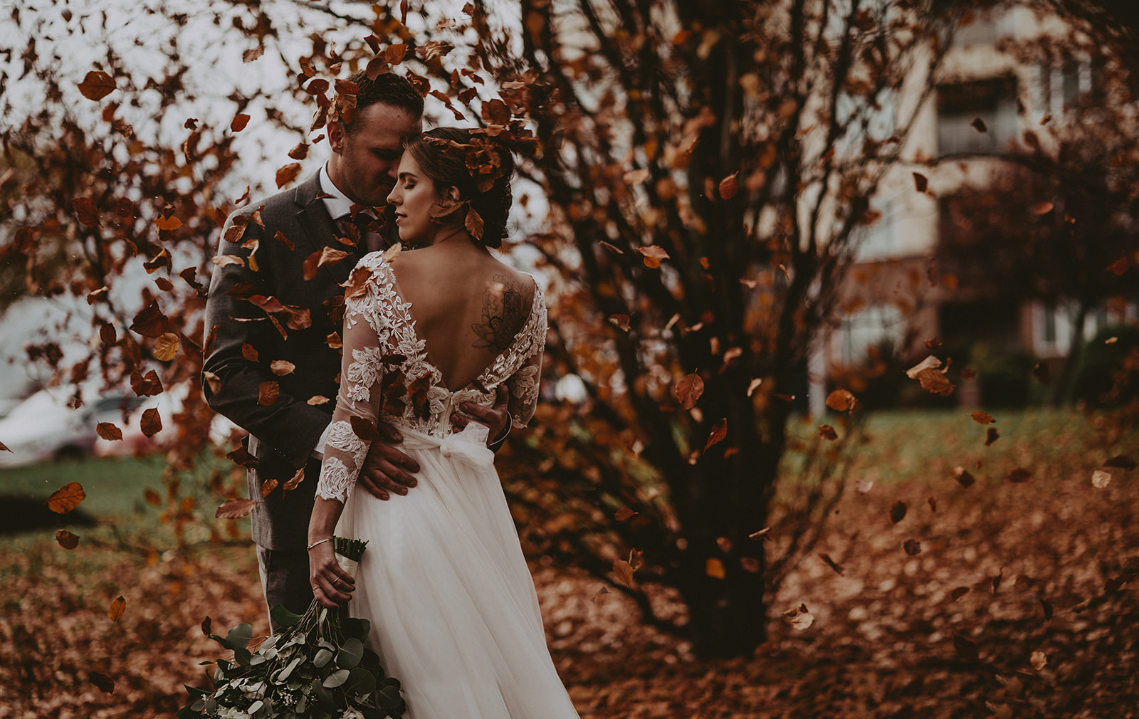 bride and groom autumn